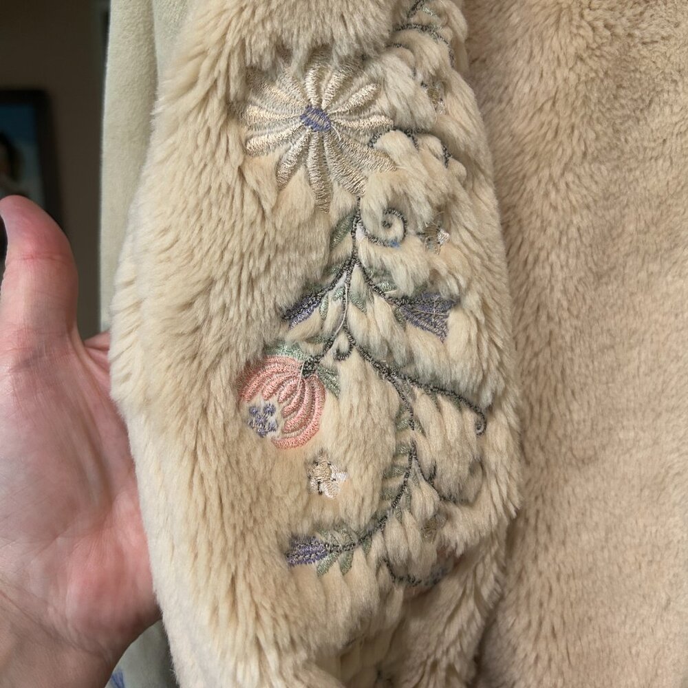 Fu Da‎ Sport Faux Suede Embroidered Sherpa Coat Sz L Phoebe Buffay Inspired 90s - Picture 8 of 8